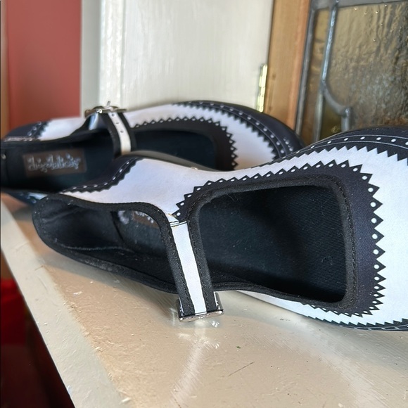 Elegant Black and White Flats with Strap - Picture 8 of 9